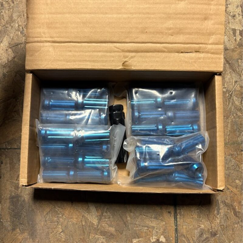 Chevy Express/GMC Savana Blue Lug Nuts 32-Piece M14×1.5 Spline Lug Nut Kit